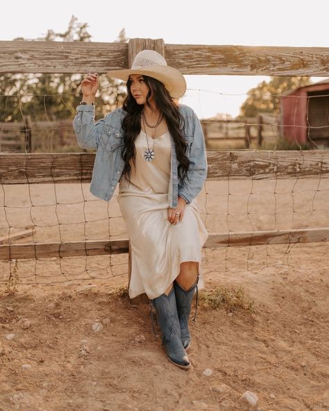 Curvy Cowgirl Outfits Rodeo, Southern Party Outfit, Plus Size Western Photoshoot, Green Western Outfit, Cowgirl Western Outfits, Cowboy Chic Outfit, Curvy Cowgirl Outfits, Plus Size Western Outfits Woman, Plus Size Western Outfits