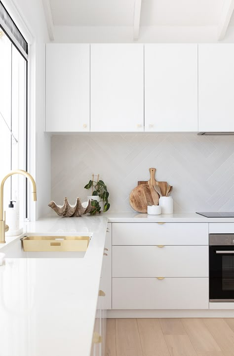 Large White Tiles Kitchen Backsplash, Coastal Kitchen Splashback, Neutral Splashback, White Tile Splashback, Modern Kitchen Splashbacks, Kitchen Splashback Tiles, Number 50, Kitchen Backsplash Designs, Splashback Tiles