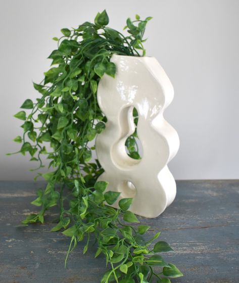 A hand sculpted ceramic vase with groovy curves. Funky Ceramic Vases, Slab Vase, Modern Minimalist Home, Vase Handmade, Home Decor Modern, Ceramics Ideas, Clay Vase, Art Painting Gallery, White Vase