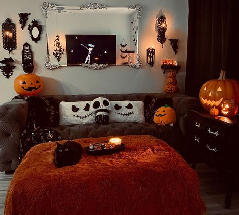 𝕮 𝖆 𝖘 𝖆 𝕯𝖊 𝕿 𝖎 𝖓 𝖎 𝖊 𝖇 𝖑 𝖆 𝖘 on Instagram: “I'm so sad October is almost over 🥺” Coastal Wall Decor Ideas, Dark Maximalism, Home Staging Ideas, Horror Home Decor, Goth House, Vintage Plants, Horror Room, Halloween Bedroom Decor, Autumn Room