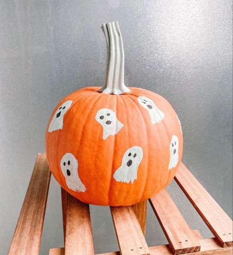 Ghosts On Pumpkin Painting, Ghosts Pumpkin Painting, Draw On Pumpkin, Ghost On Pumpkin Painting, Pumpkin Paiting Aesthetic, Pumkin Decoration Ideas Easy Paint, Mini Painted Pumpkins Ideas, Painted Ghost Pumpkin, Cute Simple Pumpkin Painting Ideas