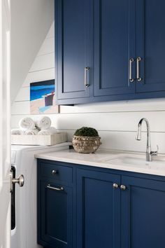 Naval - Sherwin Williams Blue Paint Colors Laundry Rooms Ideas, Bathroom Cabinet Colors, Sherwin Williams Blue, Kitchen Cabinet Trends, Painted Kitchen Cabinets Colors, Refacing Kitchen Cabinets, Cabinet Paint Colors, Azul Indigo, Cabinet Refacing