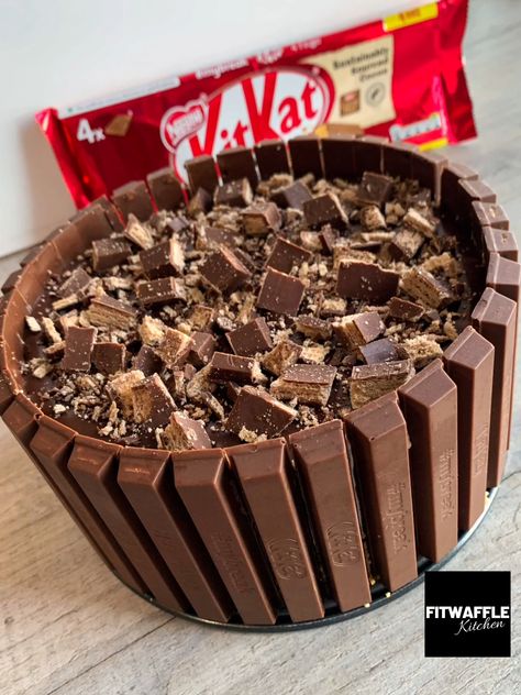 Kit Kat Dessert, Kitkat Cheesecake, Kit Kat Cheesecake, Fitwaffle Kitchen, Flake Recipes, Oven Pancakes, Kitkat Cake, Food Deserts, Candy Birthday Cakes