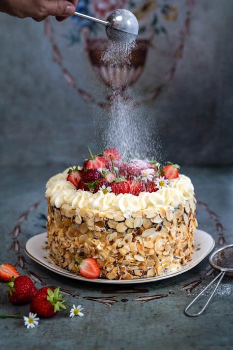 Strawberry Gateau Cake, Whip Cream Cake Design, Strawberry Sponge Cake Recipe, Strawberry Gateau, Vanilla Cake Design, Strawberry Almond Cake, Vanilla Strawberry Cake, Strawberry And Cream Cake, Fresh Berries Cake