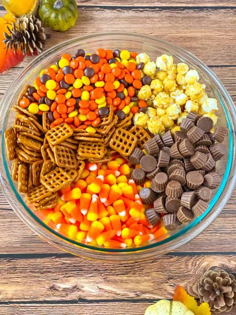 Fall Harvest Caramel Corn Mix - Whiskful Cooking Harvest Caramel Corn, Fall Chex Mix Recipes, Candy Corn Mix, Fall Snack Mixes, Homemade Caramel Corn, Halloween Snack Mix, Thanksgiving Snacks, Chex Mix Recipes, Easy Halloween Food