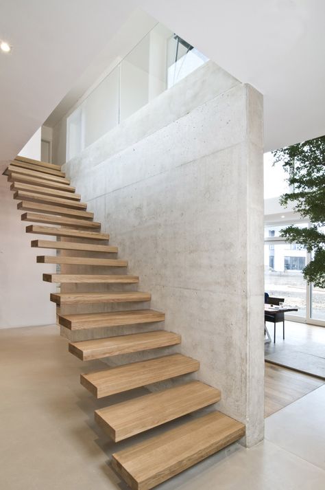 Minimal cantilevered staircase. L Shaped Stairs, Entrance Home, Staircase Kits, Cantilever Stairs, Circular Stairs, Wooden Staircase, Open Stairs, Escalier Design, Loft Stairs