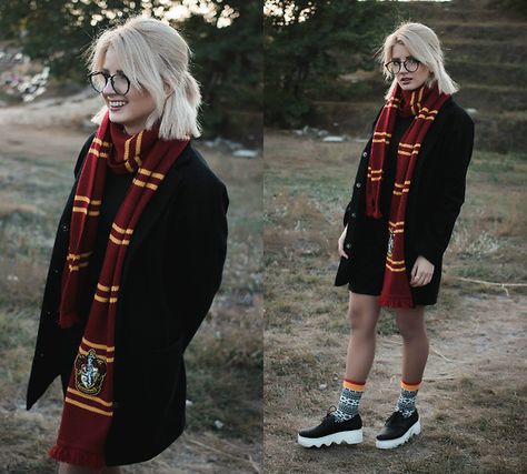 Harry Potter Scarf Outfit, Grifindor Outfit, Gryffindor Inspired Outfits, Harry Potter Inspired Outfits, Harry Potter Tea Party, Gryffindor Outfit, Gryffindor Scarf, Gryffindor Pride, Hogwarts Uniform