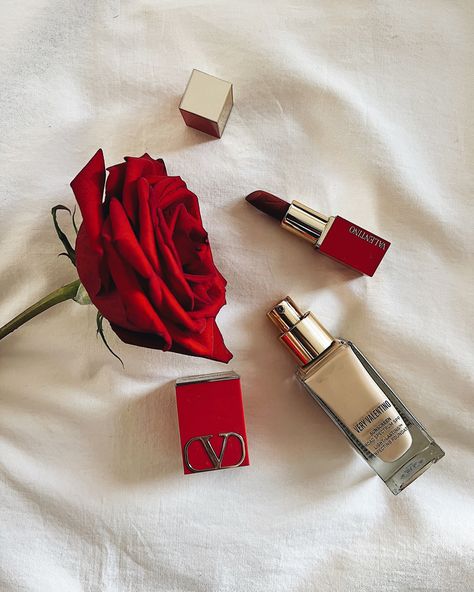 Bold Lipstick Makeup, Red Room Decor, Lipstick Photos, Valentino Beauty, Iphone Wallpaper Lights, Inspiration Tattoos, Chic Makeup, Flowers Instagram, Red Makeup