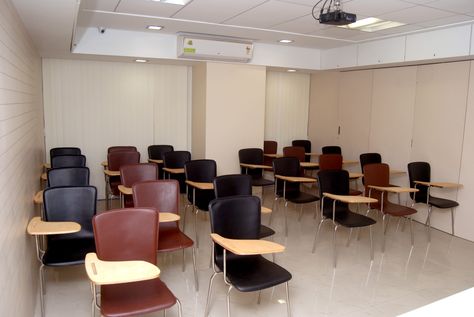 Institute Interior Design and decoration Ideas Classroom Interior, Interior Design Institute, Reception Desk Design, Open Roads, Modern Classroom, Design Institute, Coaching Institute, Signature Ideas, Class Room