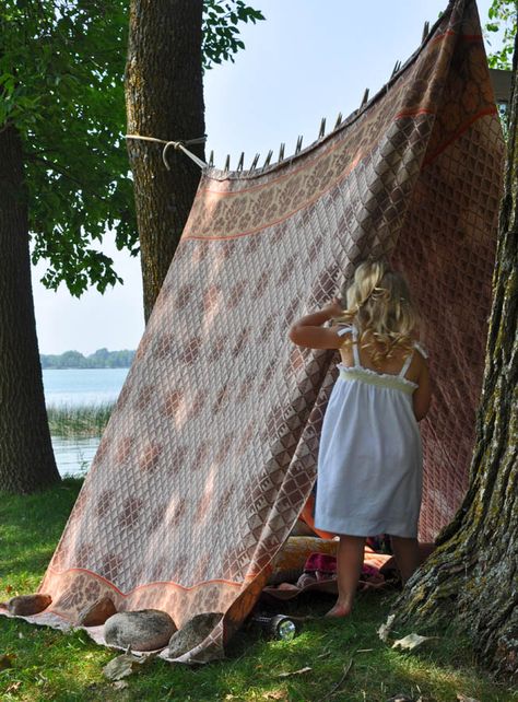 Easy outdoor fort, made with vintage camp blankets Outdoor Forts, Oppgaver For Barn, Mundo Hippie, Camp Blanket, Foliage Wreath, Twig Wreath, Camping Blanket, The Cabin, Backyard Fun