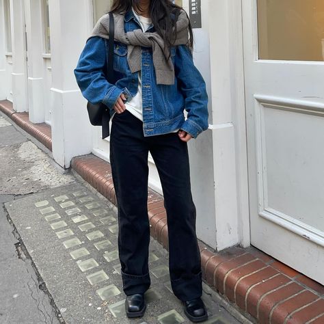 autumnal fits, outfit inspo, denim jacket, black jeans, biker boots, outfit ideas, london street style Outfit Jeans Jacket, Outfit Ideas London, Denim Jacket Black Jeans, Biker Boots Outfit, Jeans Boots Outfit, Biker Jacket Outfit, Boots Outfit Ideas, Boots Aesthetic, Denim Jacket Black