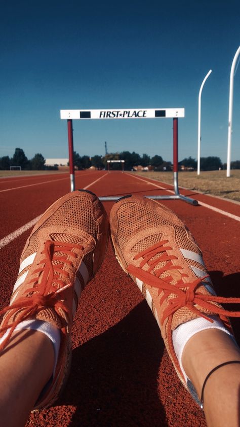 Track And Field Aesthetic, Track Aesthetic, Track And Field Sports, Field Aesthetic, Running Pictures, Track Quotes, Athletics Track, Field Athletes, Track Runners