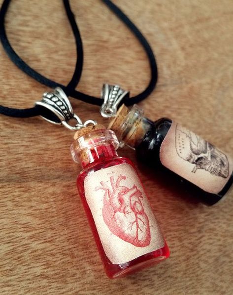 Era Victoria, Kule Ting, Halloween Potion Bottles, Seni Vintage, Halloween Potions, Dark Jewelry, Edgy Jewelry, Halloween Necklace, Head And Heart