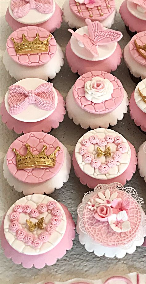 Princess cupcakes Princess Themed Cupcakes, Princess Cupcakes Ideas, Fairytale Cupcakes, Cookies Pictures, Princess Birthday Cupcakes, Gender Reveal Dessert, Barbie Dress Cake, High Heel Cupcakes, Disney Princess Cupcakes