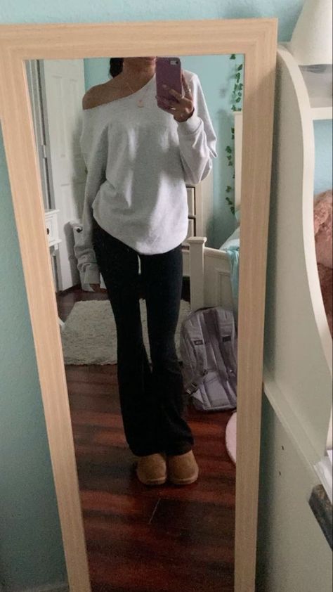 Flared Leggings Aesthetic, Flared Pants Aesthetic, Outfit Ideas Uggs, Black Flare Leggings Outfit, Basic White Girl Outfit, Outfits With Flares, Flare Leggings Outfit, White Girl Outfits, Crewneck Outfit