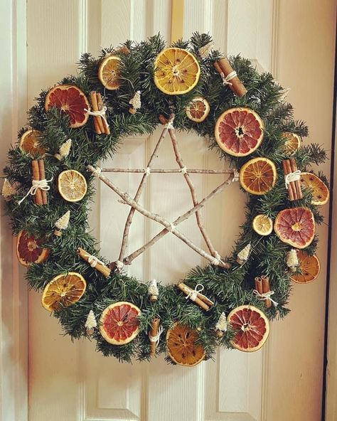 Yule Door Decorations, Witchy Yule Wallpaper, Yule Outdoor Decorations, Traditional Yule Decorations, Homemade Yule Decorations, Yule Wreath Diy, Yule Tree Ideas, Yule Traditions Pagan, Yule Christmas Tree