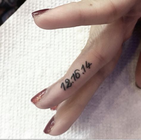 Finger Date Tattoo Ideas, Wedding Date Ring Finger Tattoos, Date On Finger Tattoo, Wedding Date Tattoo Finger, Date Tattoo On Finger, Date Finger Tattoo, Anniversary Date Tattoo, Tattoo Date, Aussie Wedding