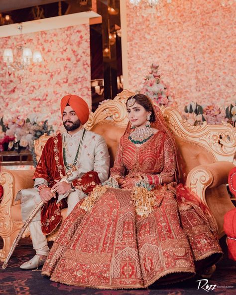 Sikh Wedding Dress, Asain Wedding, Punjabi Wedding Couple, Latest Bridal Lehenga Designs, Anand Karaj, Sikh Bride, Indian Bridesmaid Dresses, Indian Wedding Poses, Bride Photos Poses