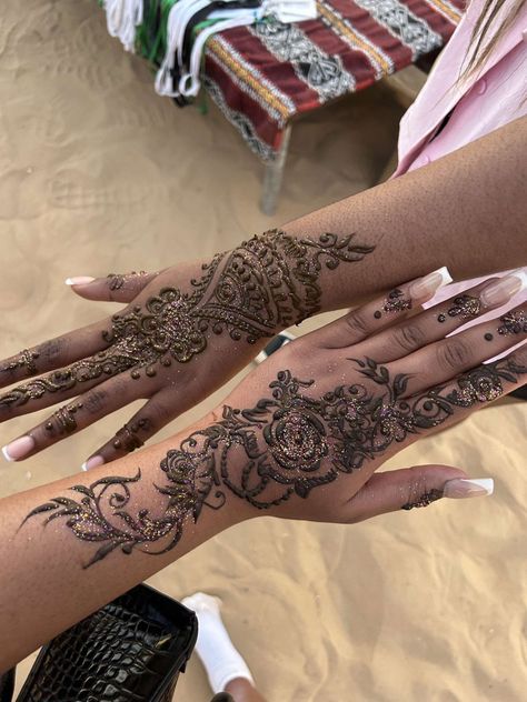 Henna, Henna Dubai, Black women Henna Designs Dark Skin, Henna Dark Skin, Nigerian Henna, Henna On Dark Skin, Black Henna Designs, Mehendi Patterns, Dubai Henna, Cute Henna Tattoos, Brown Henna