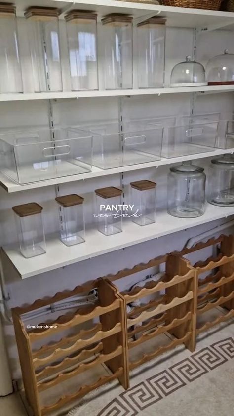 Pantry Organization Modern, Healthy Pantry Organization, White Pantry Organization, Fringe Organization, Pantry Organizers Organizing Ideas, Crisps Storage Ideas, Chip Organization Storage Ideas, Organizing Pantry Shelves, Pantry Organization Videos