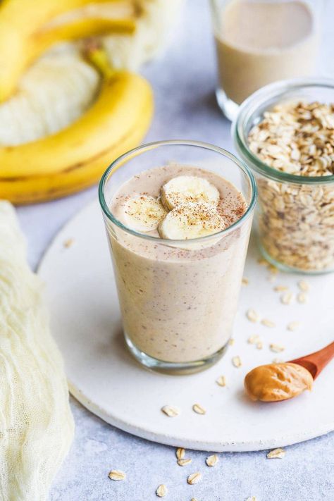 This banana oatmeal smoothie makes a nutritious breakfast that will keep you full for longer. It’s thick, rich, smoothie and delicious! Recipes With Oat Milk, Peanut Butter Banana Oats, Oats Smoothie Recipes, Banana Oat Smoothie, Smoothie Without Yogurt, Banana Oatmeal Smoothie, Oatmeal Smoothie, Resep Smoothie, Smoothie Fruit