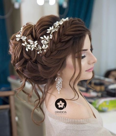 Bridal Hairstyles For Barat, Bridal Hairstyle With Crown, Wedding Hairstyles With Crown, Hair Style Vedio, Pakistani Bridal Makeup, Wedding Hair Up, Bridal Hair Buns, Elegant Wedding Hair, Hair Braid Videos