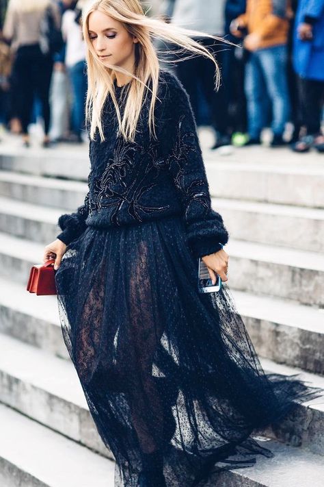 Embroidered sweater, sheer lace maxi skirt and chunky boots Skirt Diy, Maxi Lace Skirt, Moda Chic, Outfit Trends, Fashion Weeks, Street Style Inspiration, Mode Inspo, Looks Chic, Mode Inspiration