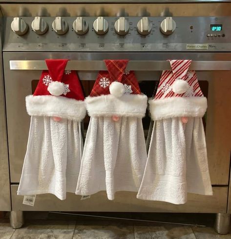 Kitchen Towels Crafts, Easy Diy Christmas Gifts, Christmas Decor Inspiration, Towel Crafts, Christmas Towels, Santa Hats, Holiday Crafts Christmas, Christmas Ornament Crafts, Christmas Sewing