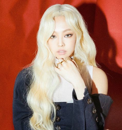 jennie kim || #blackpink #jennie #jenniekim #jennierubyjane #blackpinkjennie #jennieblackpink Rosé Jisoo, Christmas Card Set, Girl Celebrities, Jennie Lisa, Iconic Women, Blackpink Jennie, About Hair, Blonde Hair, Girl Group