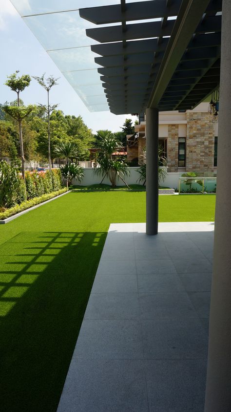 Nice green garden isn't it? #royalgrass #greenlawn #garden #grass #artificialgrass #home Artificial Grass Design, Artificial Grass Patio, Grass Design, Garden Grass, Patio Grande, Winter Planter, Modern Backyard Landscaping, Artificial Lawn, Grasses Garden