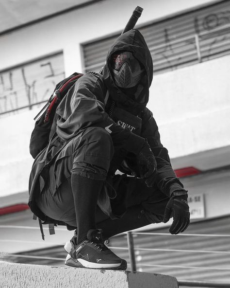 This techwear ninja style is inspired by the ninjas and cyberpunk culture. A perfect mix between high-end clothing and a bold ninja style. If you are looking to enhance your techwear style, here is how you can upgrade your outfit to look like an urban ninja. #darkwear #wearetechwear #techwearlooks #techwearfits Tech Ninja, Japanese Techwear, Techwear Ninja, Mode Cyberpunk, Ninja Outfit, Tech Clothing, Techwear Streetwear, Techwear Outfits, Techwear Fashion