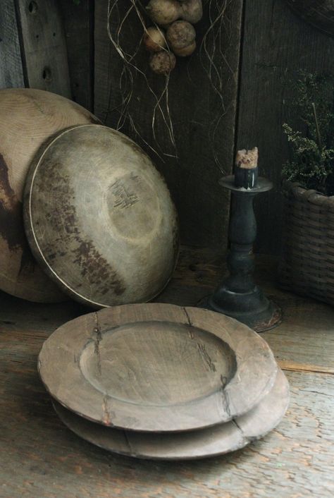 . Carpentry Ideas, Primitive House, Pioneer Life, Wooden Tableware, Kitchen Wares, Primitive Homes, Vintage Props, Pie Safe, Primitive Style