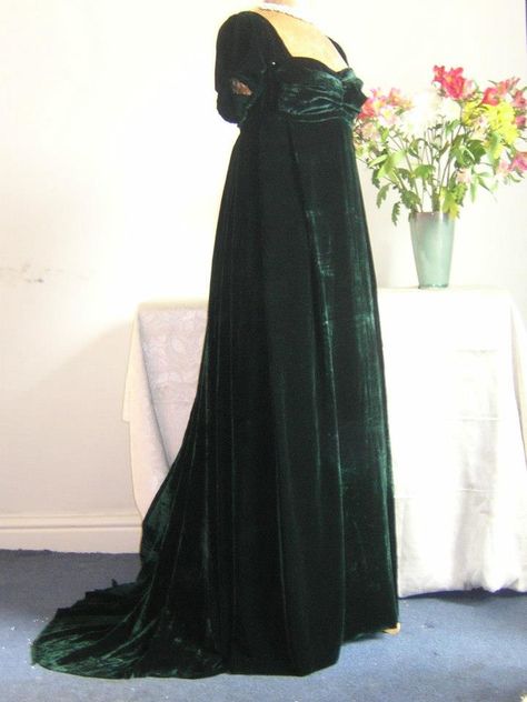 Green Velvet Regency Velvet Ball Gown, 1890s Fashion, 1800s Fashion, Afternoon Dress, 19th Century Fashion, Green Gown, Old Dresses, Vintage Gowns, Edwardian Fashion