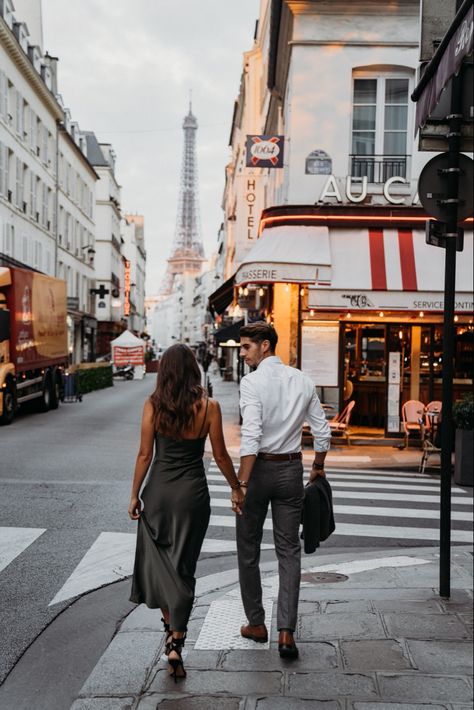 Photo shoot in Paris Paris Couple Pictures, Paris Photo Shoot, Paris Shooting, Paris Engagement Photos, Paris Photo Ideas, Paris Romance, Paris Honeymoon, Paris Photoshoot, Paris Travel Photography