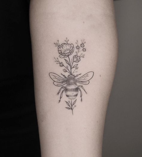 Vintage Inspired Tattoos For Women, Bee And Flower Tattoo, Cowgirl Tattoos, Gf Food, Single Needle Tattoo, Leg Tattoos Women, B Tattoo, Bee Tattoo, Cute Tattoos For Women