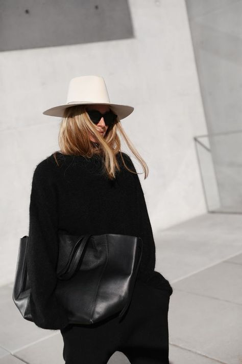 Janessa Leone Hat, Minimal Stil, Minimalist Moda, Janessa Leone, Paris Mode, Easy Style, Modieuze Outfits, Outfits With Hats, 가을 패션