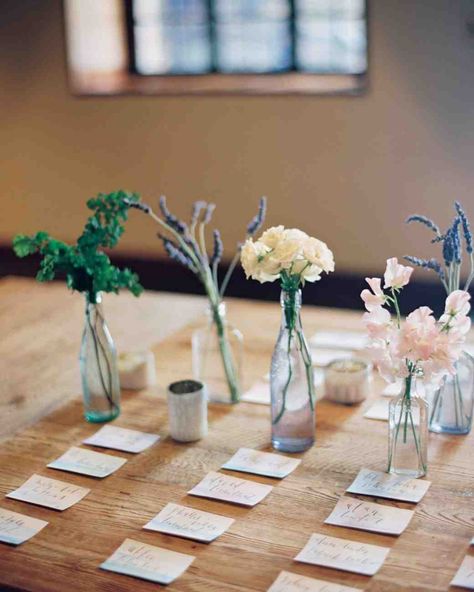 Bridal Shower Games That Are Actually Fun to Play | Martha Stewart Weddings - Also known as Celebrity, HedBanz, and Heads Up, this guessing game involves securing an index card with an iconic name to your forehead and receiving hints until you guess who or what you are. For a bridal twist, write the names of famous people, places, or things that have significance to the bride or groom on the backs of escort cards and tape or tie them to the guests’ foreheads as they arrive. No peeking! Bridal Shower Crafts, Wedding Games For Guests, Garden Party Bridal Shower, Bridal Party Games, Flower Games, Fun Bridal Shower Games, Bridal Shower Activities, Garden Bridal Showers, Wedding Shower Games