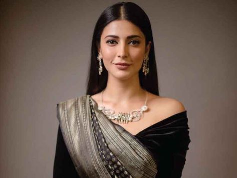 Black Silk Saree, Velvet Blouse Design, Contemporary Silver Jewelry, Dhoti Saree, Shruti Haasan, Full Sleeve Blouse, Shruti Hassan, Latest Movie, Black Saree