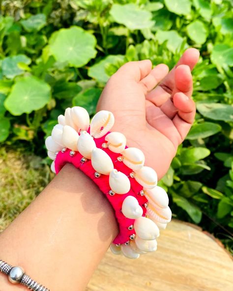 Oxidised shell bangles in different colours 💝 Swipe right ▶️ to see ...•COD IS AVAILABLE • •PREMIUM QUALITY 💌 •LIMITED EDITION ⏳ SHOP NOW FROM OUR STORE 🏪@singhjewels07 Or WhatsApp us on +91(9899640192) {link in bio}✨ . #colorfull #bangles #shellbangles #bangleslove #oxidisedearrings #oxidisedsilverjewellery #silverjewellery #foryou #explorebusiness #delhi #india #smallbusinessowner Shell Bangles, Swipe Right, Different Colours, Delhi India, Limited Editions, Different Colors, Link In Bio, Premium Quality, Shells