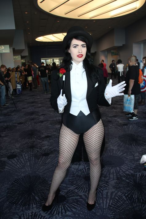 Zatanna cosplayer at Wondercon Anaheim 2014 #zatanna #cosplay #dccomics #dc #justiceleague #birdsofprey #youngjustice #wondercon #wca2014 Zatanna Makeup, Zatanna Costume, Zatana Dc Costume, Zantana Dc, Young Justice Zatanna, Zatanna Justice League Dark, Female Dc Characters, Zatanna Cosplay, Zatanna Dc Comics