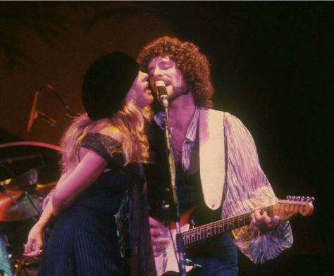 Love. ♡ Stevie Nicks And Lindsey Buckingham, Stevie Nicks Lindsey Buckingham, Buckingham Nicks, Stephanie Lynn, Lindsey Buckingham, Stevie Nicks Fleetwood Mac, Rockstar Gf, Band Photography, Daisy Jones