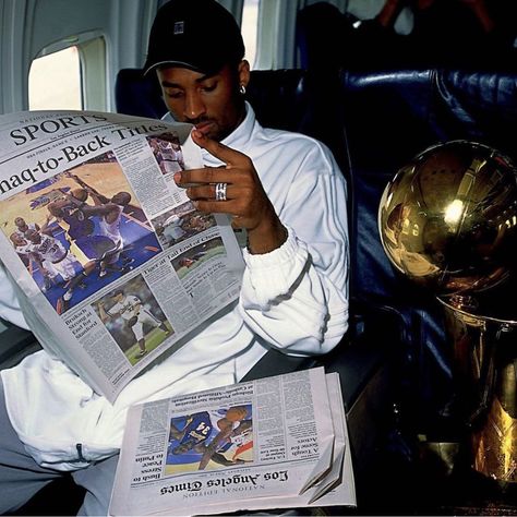 Kobe reading newspaper on plane about Shaq Shin Nana, Lakers Championships, Bryant Lakers, Kobe & Gigi, Kobe Bryant Pictures, Kobe Bryant Wallpaper, Basketball Photography, Nba Pictures, Clipuri Video