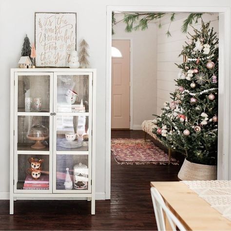 sprinkle of whimsy on Instagram: “Such a gorgeous view from inside of @raven.vasquez’ home. Is anyone else snowed in?! We haven’t had a single flake here in Oklahoma 😮” Farmhouse Front Porch Decor, Gorgeous Farmhouse, Dress Up Games, Snowed In, Simple Christmas Decor, Farmhouse Front, Christmas Shop, Shooting Games, Boho Christmas