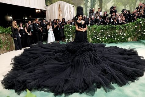 Met Gala 2024 Live Updates from the Red Carpet: Coverage, News & Highlights | Vogue Met Gala Outfits, Met Gala Dresses, Black Ball Gown, Gala Fashion, Met Gala Red Carpet, Costume Institute, Vogue Australia, Black Tulle, Gala Dresses