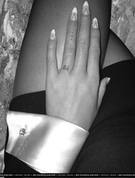 My Life - Beyoncé Online Photo Gallery Beyonce Tattoo, Beyonce Nails, Black French Manicure, Beyonce Outfits, Ring Finger Tattoos, Celebrity Nails, Beyoncé Giselle Knowles-carter, Beyoncé Giselle Knowles, Ring Tattoos