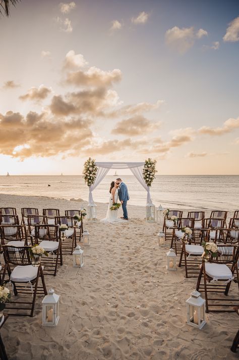 Destination wedding at Divi & Tamarijn Aruba All Inclusives Wedding In Aruba, Simple Destination Wedding Ideas, Aruba Wedding Venues, Destination Wedding Aruba, Aruba Wedding, Aruba Weddings, Beach Wedding Ceremony, Photo Mood, All Inclusive Wedding Packages