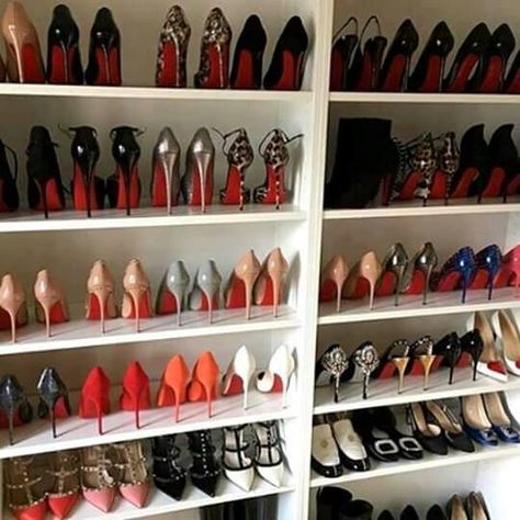 Luv this collection 2000s Baddie, Closets Ideas, Luxury Closets, Closets Design, Heels Aesthetic, Ethereal Dress, Bag Display, Louboutin Heels, Christian Louboutin Heels