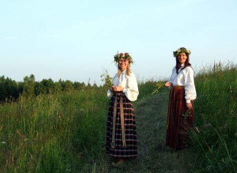 Read on for a brief rundown of the world's best midsummer and summer solstice traditions, from dog meat in China to flower crowns in Sweden. Midsummer Sweden, Summer Solstice Celebration, Solstice Traditions, Summer Solstice Ritual, Summer Solstice Party, Litha Summer Solstice, Solstice Party, Longest Day Of The Year, Dragon Boating Racing