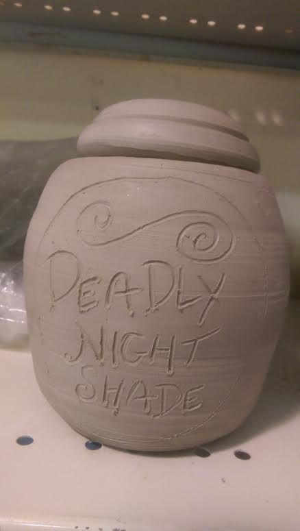 Nightmare Before Christmas Clay Art, Tim Burton Clay Ideas, Nightmare Before Christmas Pottery, Creative Pinch Pot Ideas, Nightmare Before Christmas Ceramics, Nightmare Before Christmas Clay Ideas, Coraline Ceramics, Nightmare Before Christmas Clay, Clay Pinch Pot Ideas