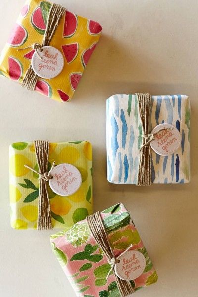 Cute soap packaging idea... | Creative packaging | Packing ideas | Packaging creativity | | Creative ideas | https://www.paperhivestudio.com/?utm_content=buffer3a927&utm_medium=social&utm_source=pinterest.com&utm_campaign=buffer Ideas For Packaging, Soap Packaging Ideas, Handmade Soap Packaging, Wrapped Presents, Desain Pantry, Soap Packing, Gift Wrapping Inspiration, Creative Gift Wrapping, Homemade Soap